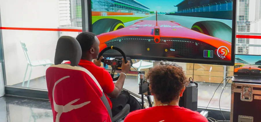 Construire un simulateur de course avec retour de force - le projet ambitieux d'un étudiant de 1e année