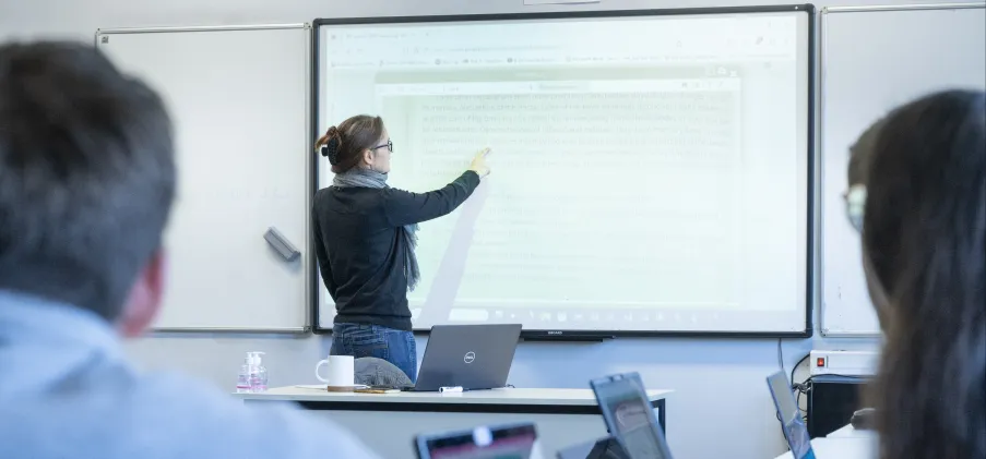 Quand une journaliste d'investigation s'invite en classe : apprendre l'anglais à l'ENSEA